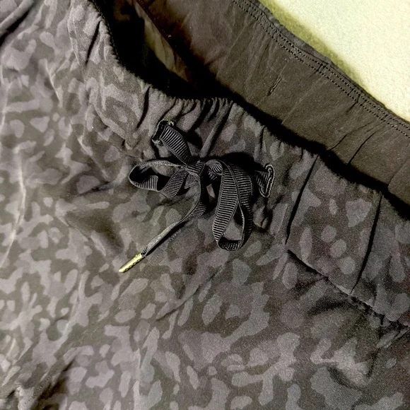 Lululemon On The Fly 7/8 Pant Women Black Camo Relaxed Fit Drawstring Waist - Picture 6 of 7